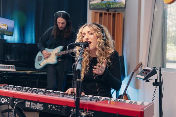 LOLA BATES PERFORMING PIANO AT THE SOCAL SOUND photoMattBlake