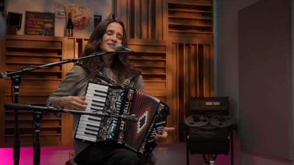 JULIETA VENEGAS S02 OLEADA ACCORDIAN PERFORMING