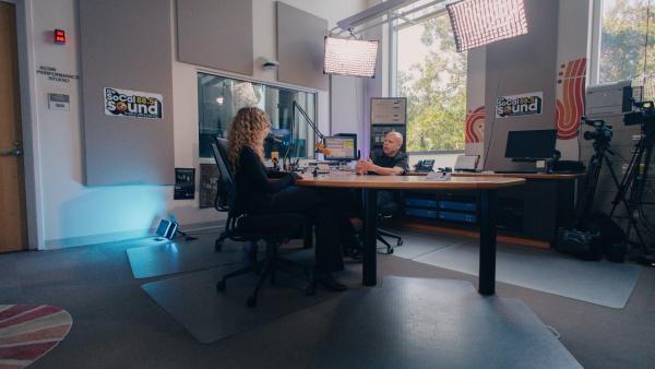 WIDE SHOT OF LOLA BATES AND MATT PINFIELD photoMattBlake